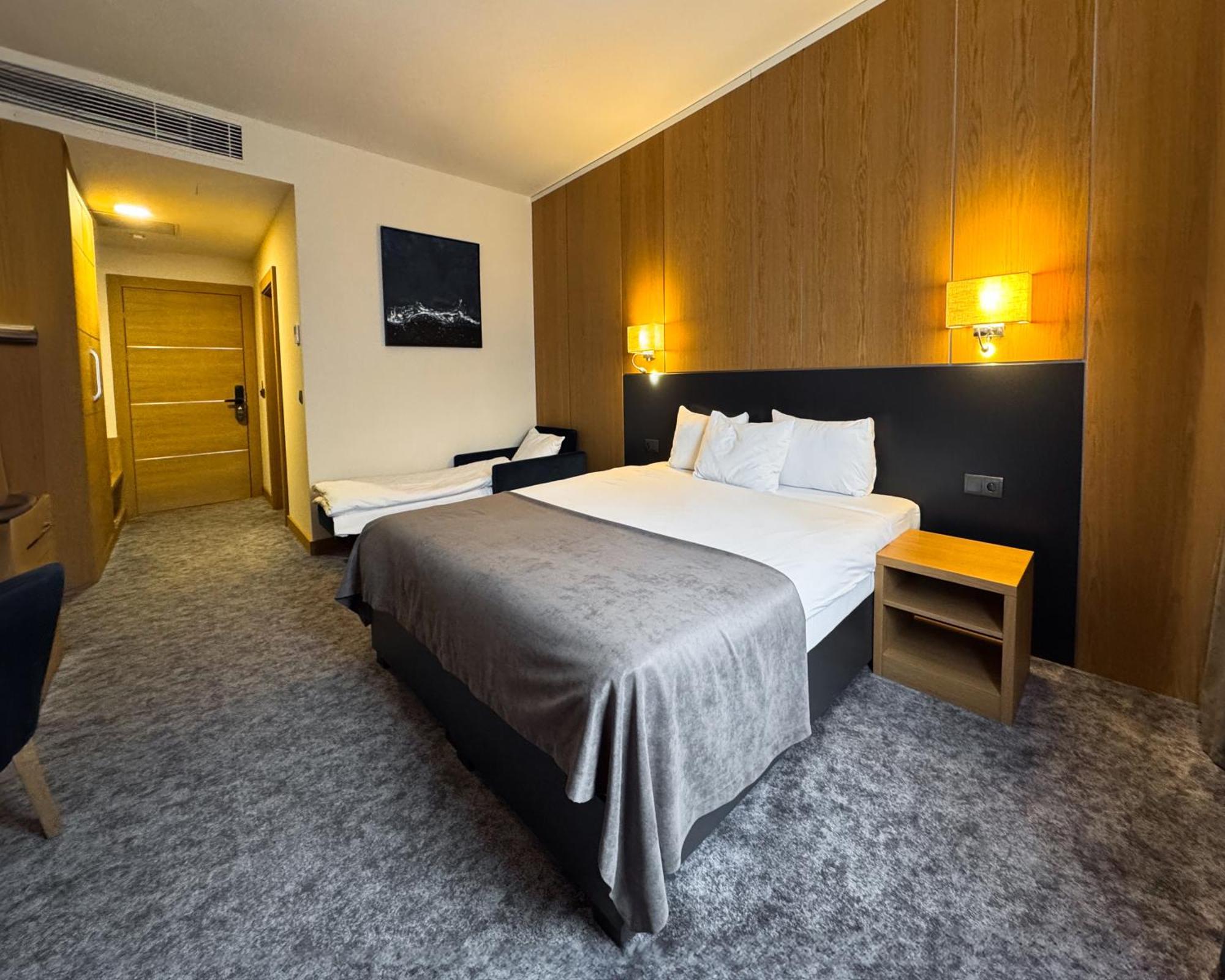 Jesenice  Gazda Hotel&Restaurant - Self Chek-In מראה חיצוני תמונה